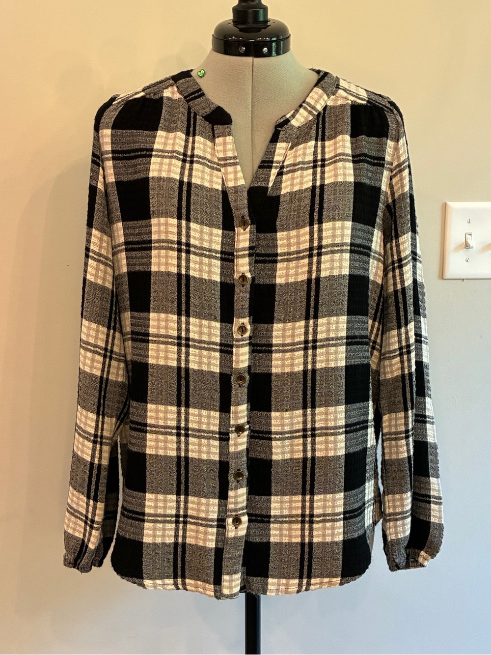 Women’s Black & White Plaid Button-Down Shirt 0115